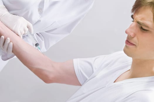 Female doctor injecting on a patientŽs arm