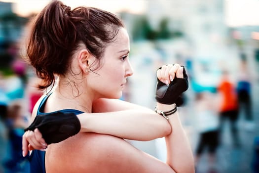 The athlete does a hand warm-up. Charging on the street.