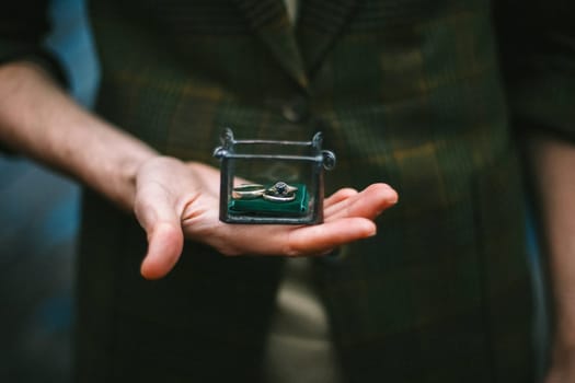 Rings in the casket. In the hands of a box with rings.