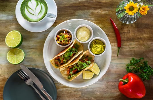 Burnt cheese taco with shrimps, fajita spice, pico de gallo, sour cream and guacamole