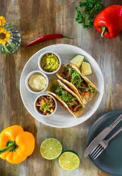 Burnt cheese taco with shrimps, fajita spice, pico de gallo, sour cream and guacamole