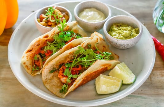 Burnt cheese taco with shrimps, fajita spice, pico de gallo, sour cream and guacamole