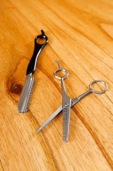 Close_up of scissors with a razor