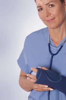 Female surgeon wearing a wrist brace