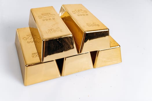 Five gold bars. Gold bars of 1 kg or 1000 grams. Gold bars are on the table.