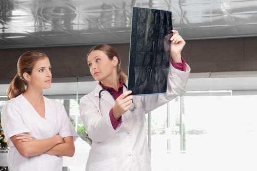 Doctors examining an X_Ray report