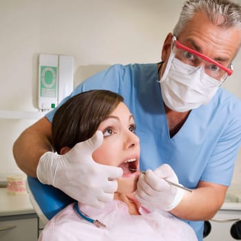 Dentist examining a womanŽs teeth