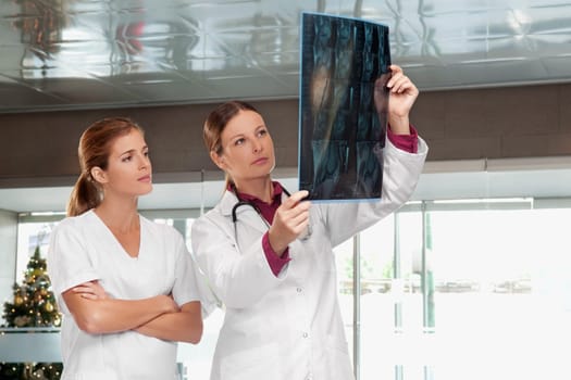 Doctors examining an X_Ray report