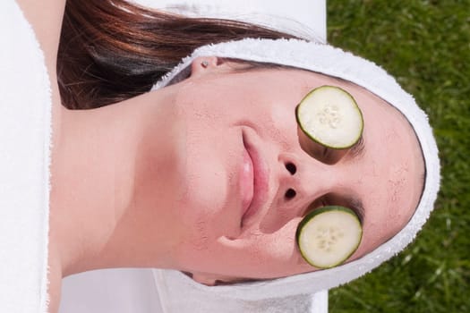 Cucumber slices on a womanŽs eyes
