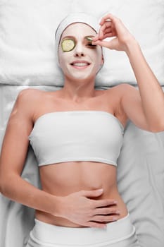 Cucumber slices on a womanŽs eyes