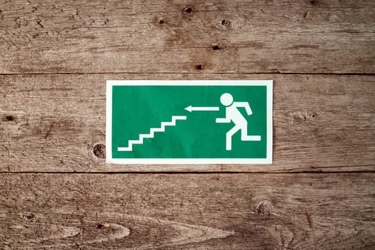 Green and white label indicates the direction to the exit