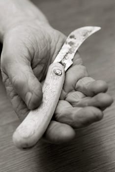 Close-up of a personŽs hand holding a knife
