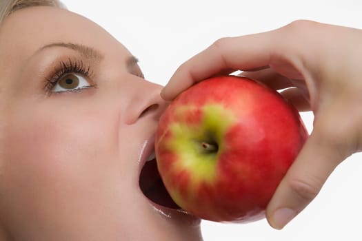 Close_up of a young woman eating an apple