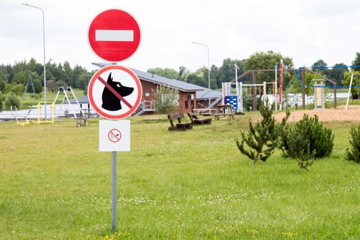 No smoking,no traffic and no dogs on the public recreation zone