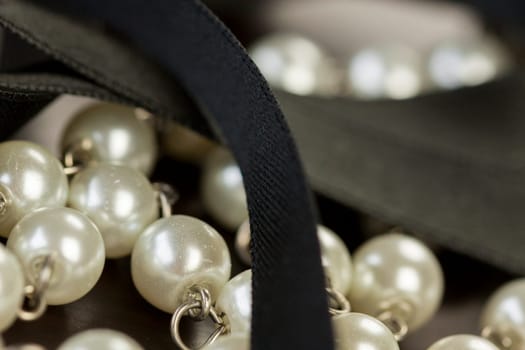 Necklace necklace bracelet with pearls cultured pearls as close-up on dark hind mouth