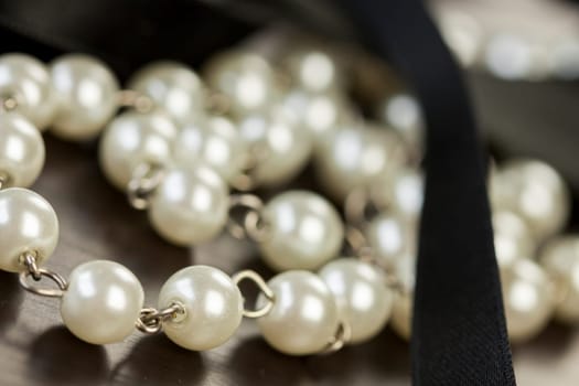 Necklace necklace bracelet with pearls cultured pearls as close-up on dark hind mouth