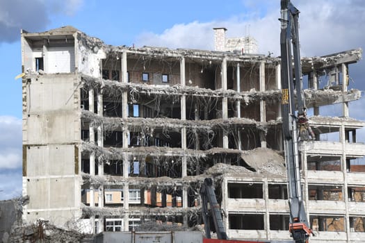 A skyscraper is demolished and the Marteriale recycled.