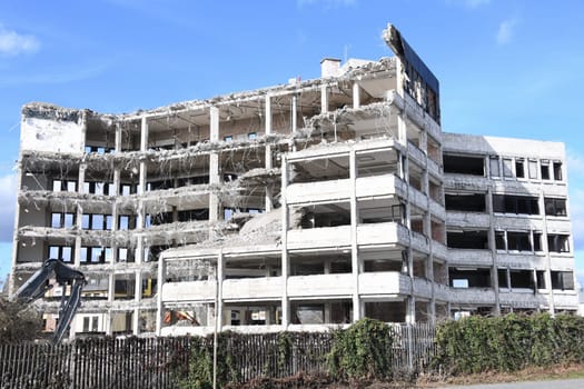 A skyscraper is demolished and the Marteriale recycled.