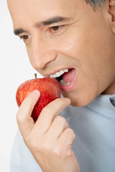 Close-up of a mid adult man eating an apple