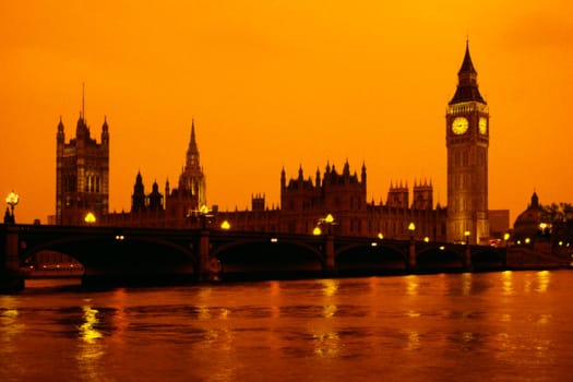 Side view of the Parliament and Thames river at sunset, London, England
