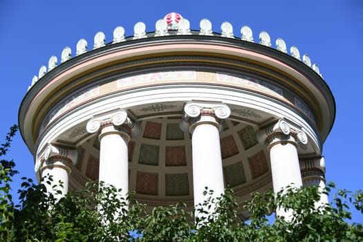 In the English Garden in Munich you can see the Monopteros on the Schönfeldwiese. The temple,round temple,columned temple and landmark of the city was built in 1836 in classicist Greek style.