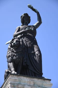 The statue of Bavaria,the patron saint of Bavaria with the Bavarian lion,stands above the Theresienwiese in Munich.