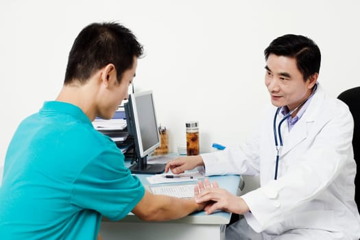 Male doctor checking a patientŽs pulse