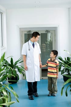 Male doctor holding a boyŽs hands