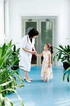 Female doctor holding a girlŽs hand