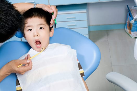Close-up of a dentist examining a boyŽs teeth