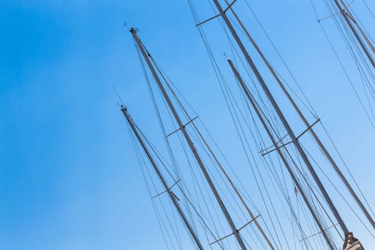 Sailing Must and Blue Sky, Particular of sailing must in a touristic harbor