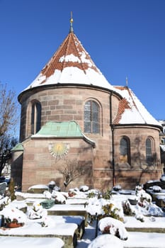 The sacred building on the Johannisfriedhof in the St. Johannis district in Nuremberg has been called the Holzschuherkapelle since 1523. The graves are covered with snow in the photo.