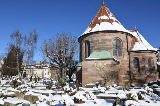 The sacred building on the Johannisfriedhof in the St. Johannis district of Nuremberg has been called the Holzschuherkapelle since 1523. The graves are covered with snow.