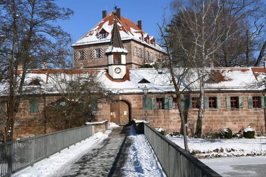 In the district of Gleißhammer stands on an island the Zeltnerschloss in Nuremberg. The Zeltnerweiher receives its inflow through the Goldbach. The castle was built in 1569.