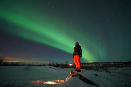 The loneliness and romance can be felt especially under the starry sky and the northern lights,called Aurora Borealis,north of the Arctic Circle in winter.