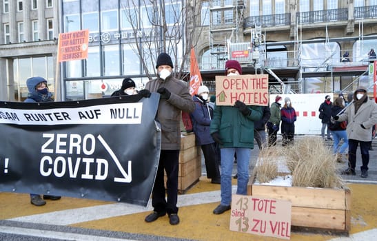 Demonstration about 200 people for the accommodation of the homeless in hotels with a minute's silence for the 13 people who died in Hamburg 13.02.2021