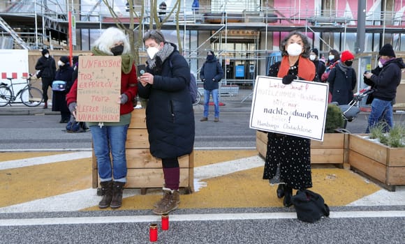 Demonstration about 200 people for the accommodation of the homeless in hotels with a minute's silence for the 13 people who died in Hamburg 13.02.2021