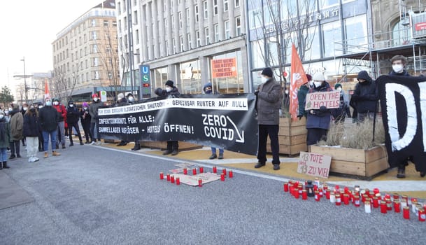 Demonstration about 200 people for the accommodation of the homeless in hotels with a minute's silence for the 13 people who died in Hamburg 13.02.2021