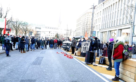 Demonstration about 200 people for the accommodation of the homeless in hotels with a minute's silence for the 13 people who died in Hamburg 13.02.2021