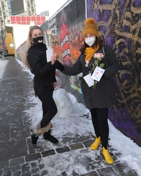 Janine Marscha , Jennyfer-Celina White ,.WorldMission Rethink  Distribution of 111 roses .for Valentine's Day at the vigil for the Kiez at Spielbudenplatz Hamburg , 14.02.2021
