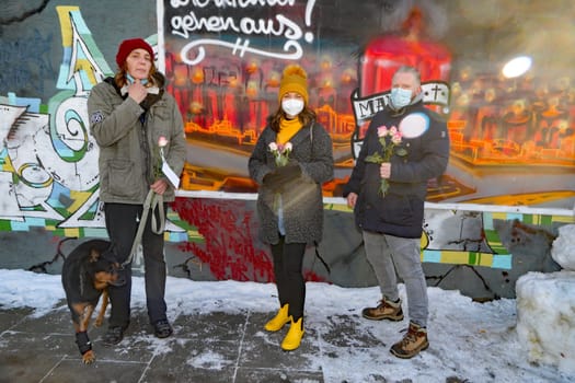 Lydia Lefeldt,  Mahnwache fuer den Kiez ,Janine Marscha , (WorldMission Rethink )  Oliver Pause (SOS Reeperbahn ).WorldMission Rethink  Distribution of 111 roses .for Valentine's Day at the vigil for the Kiez at Spielbudenplatz Hamburg , 14.02.2021