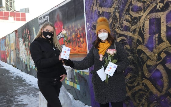 Janine Marscha , Jennyfer-Celina White ,.WorldMission Rethink  Distribution of 111 roses .for Valentine's Day at the vigil for the Kiez at Spielbudenplatz Hamburg , 14.02.2021