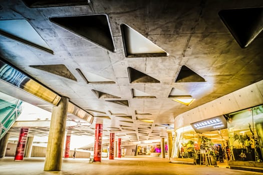 Guangzhou Opera House is a Chinese opera house in Guangzhou,in the new city of Pearl River, the Guangzhou Opera House has become one of China's three biggest theaters