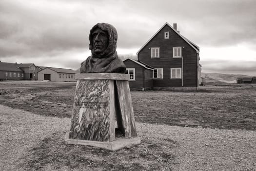 Ammundsen memorial, Ny-Ålesund, Spitsbergen / Svalbard