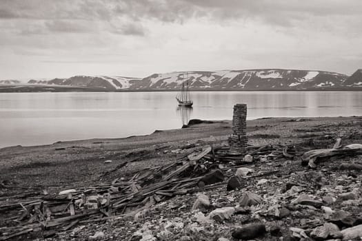 Sailing yacht in the Sorgfjord, Spitsbergen. You can see the remains of the wintering quarters of the Swedish degree measurement expedition from 1899-1902 on Crozierpynten