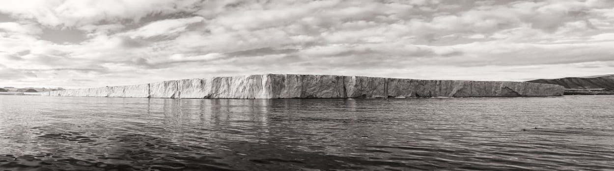 20km long glacier edge of the Negribreen, Spitsbergen coast