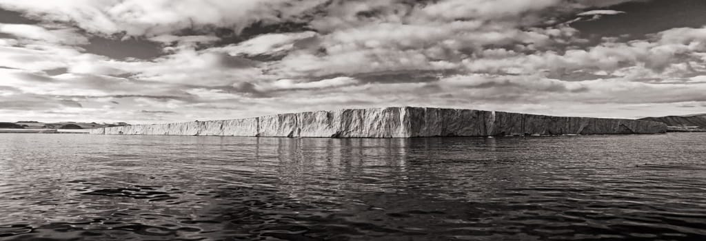 20km long glacier edge of the Negribreen, Spitsbergen coast