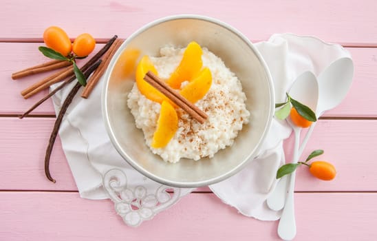 Schuessel with milk rice with peaches and cinnamon