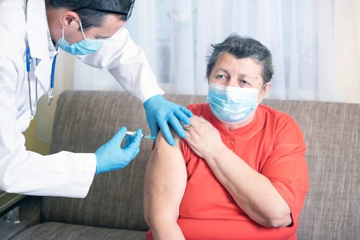 Elderly patient, being in risk group, receiving Covid-19 vaccine at home.