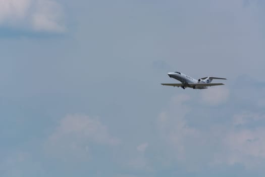DUESSELDORF, NRW, GERMANY - JUNE 18, 2019:.Business Jet landet am internationalen Flughafen Düsseldorf.